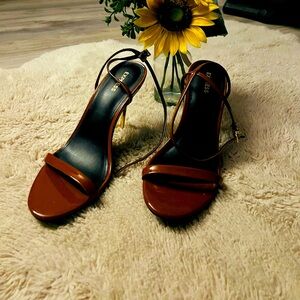 Color brown and gold heals very elegant